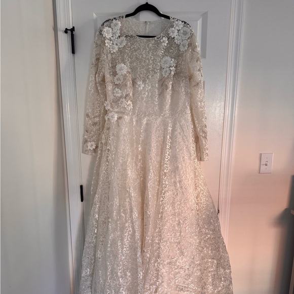 Mac Duggal Dresses & Skirts - Elegant Lace Long-Sleeve Gown